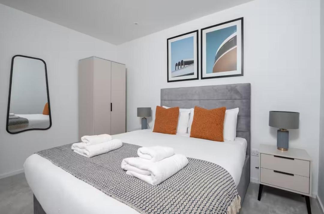 Large 2 Bedroom Canary Wharf With Great Transport Links *