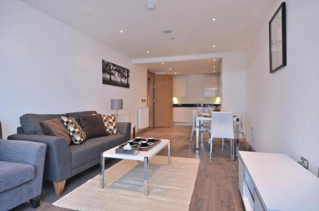 Large 2 Bedroom Canary Wharf With Great Transport Links