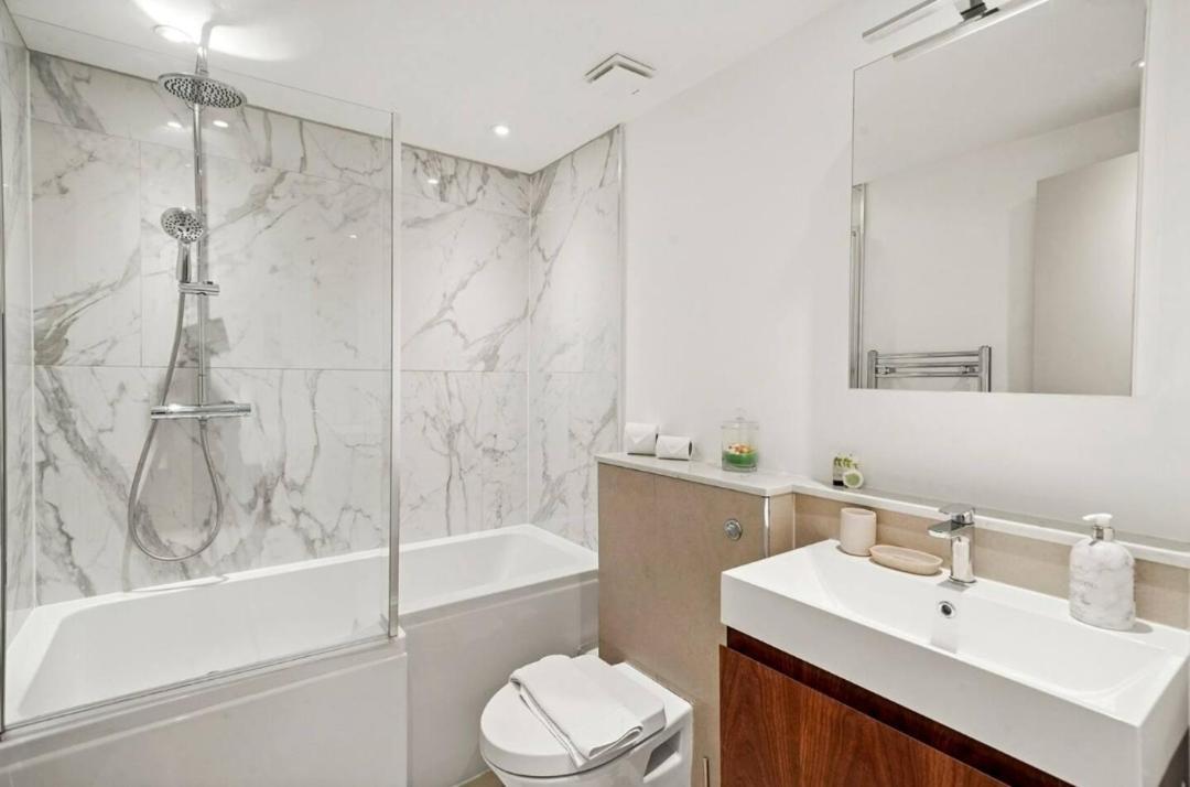 Large 2 Bedroom Canary Wharf With Great Transport Links * Londra