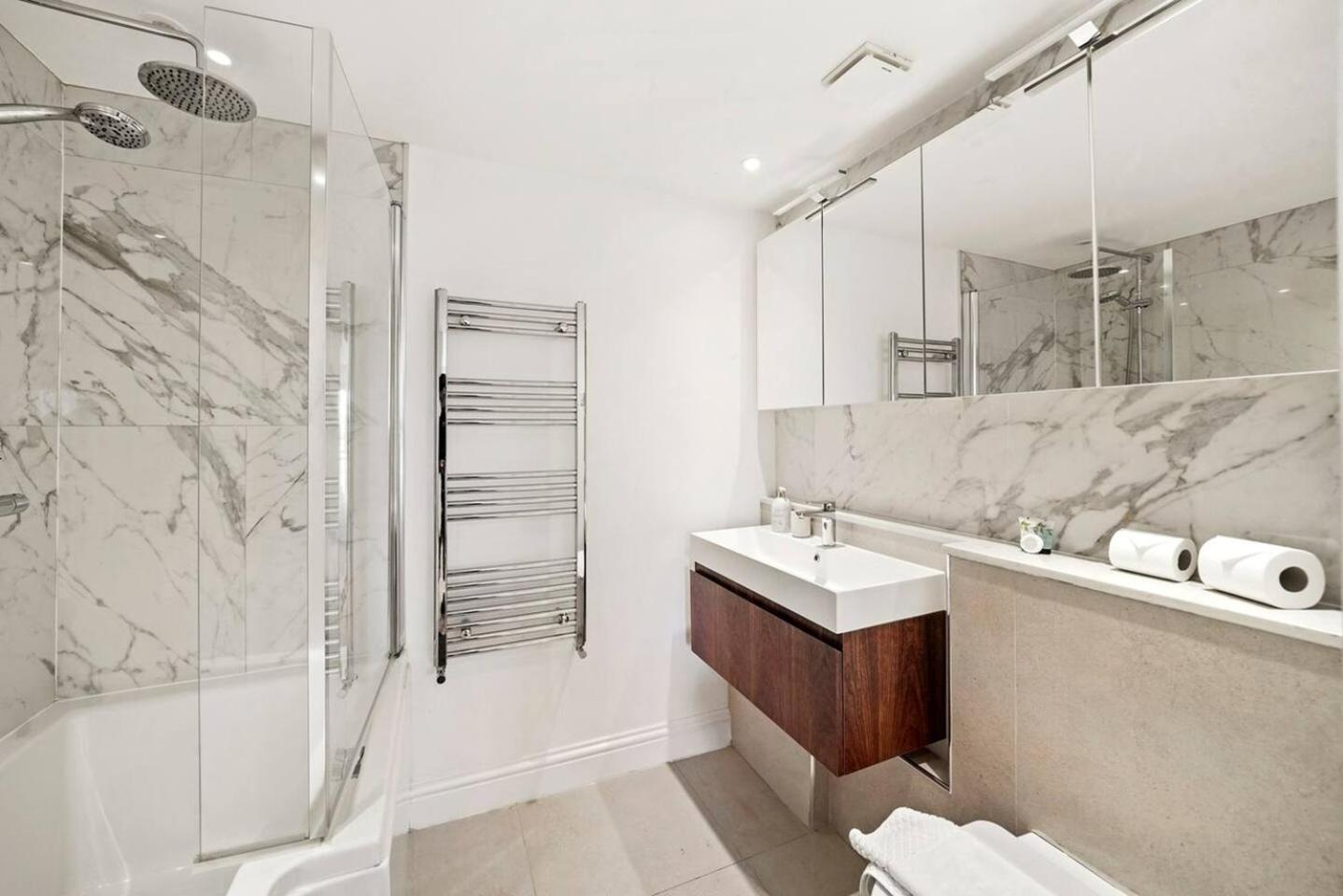 Large 2 Bedroom Canary Wharf With Great Transport Links Apartment *
